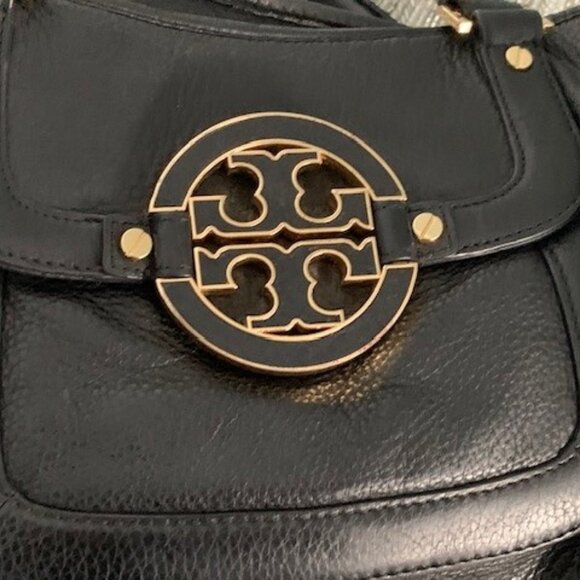 Tory Burch Amanda Classic Hobo Bag with Gold Toned Hardware - Picture 6 of 9